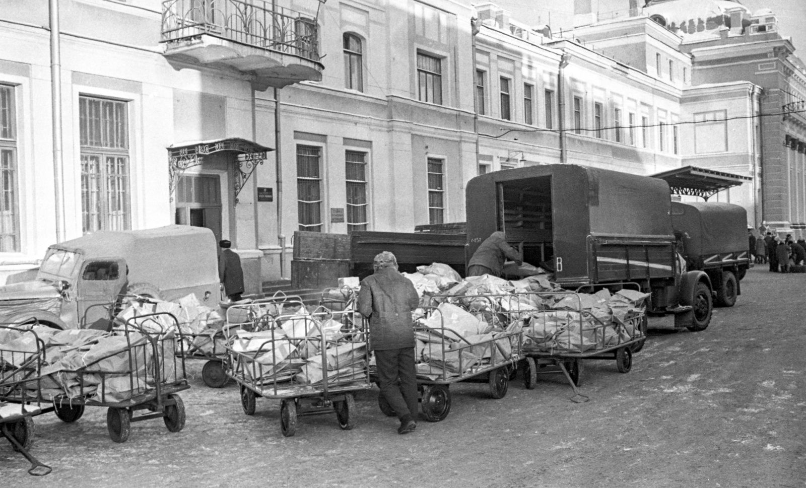  Разгрузка почты на Белорусском вокзале. Москва. Декабрь 1969 г. Фото Г. Орлов. Главархив Москвы