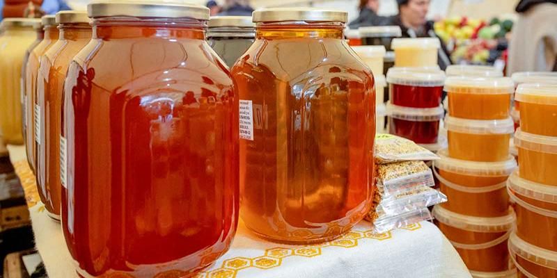 Участник московской ярмарки передает продукты собственного производства бойцам СВО