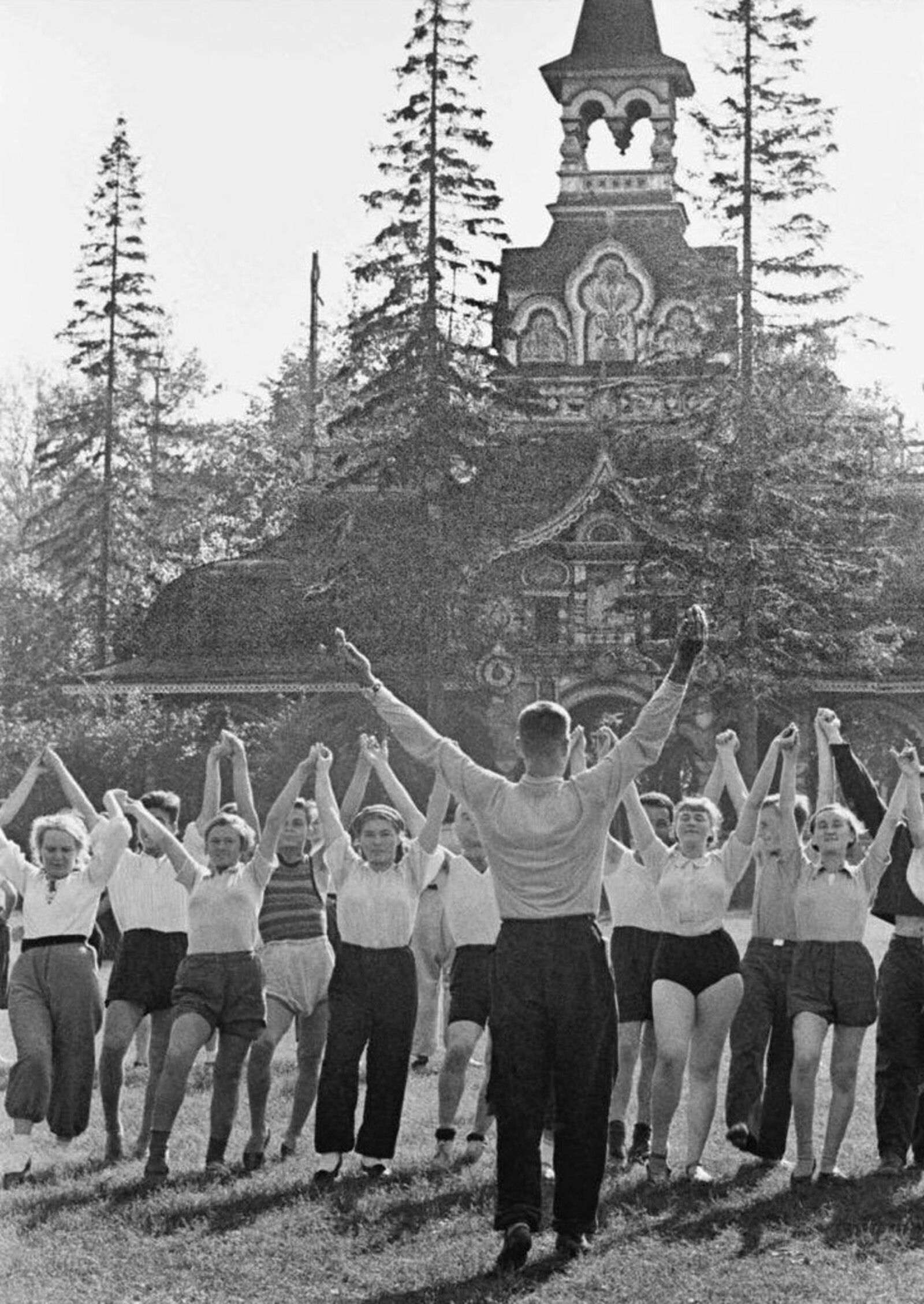 Занятия физкультурой в парке культуры и отдыха «Сокольники». 1930-е гг. Фото Б. Игнатовича. Главархив Москвы