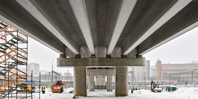 Завершен ключевой этап строительства путепровода через Кантемировскую улицу