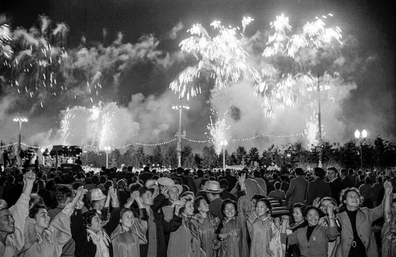 VI Всемирный фестиваль молодежи и студентов («Салют молодости») 11 августа 1957 г. Автор В. Соболев. Главархив Москвы