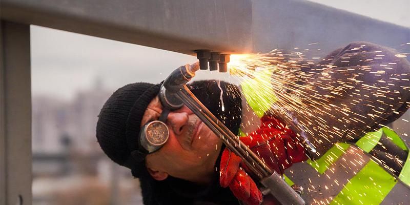 На автодорогах Москвы за год отремонтировали более 60 километров барьерных ограждений