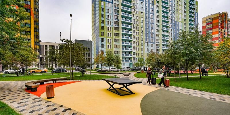 В столичных дворах установили новые столы для шахмат и настольного тенниса