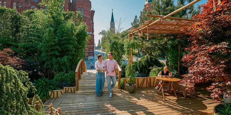 Городской оазис и цветущая галерея: в центре Москвы открылись площадки фестиваля «Сады и цветы»