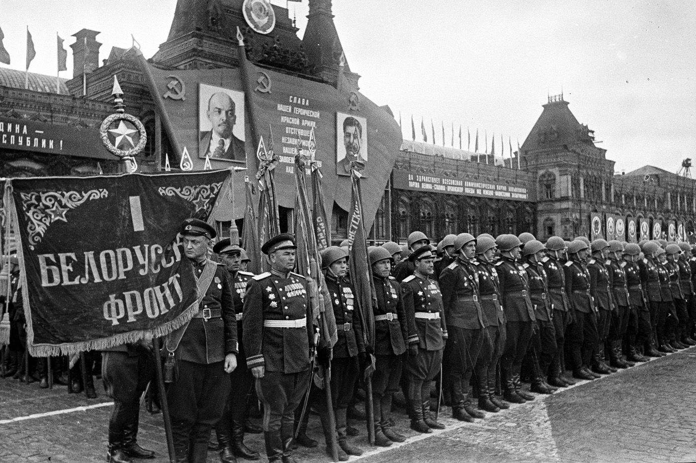 Сводный полк 1-го Белорусского фронта во время Парада Победы на Красной площади. Москва. 24 июня 1945 г. Фото Е.А. Халдея. Главархив Москвы