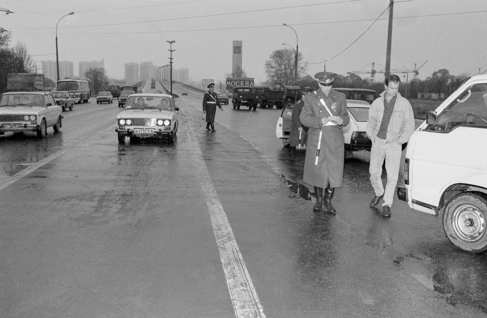 Сотрудники ГАИ во время рейда на Московской кольцевой автодороге. Автор – С.Н. Калачев. Москва. Октябрь 1993 г. Главархив Москвы