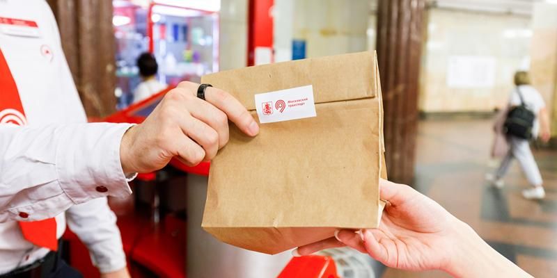 Пассажиров метро угостят фруктами в честь Яблочного Спаса