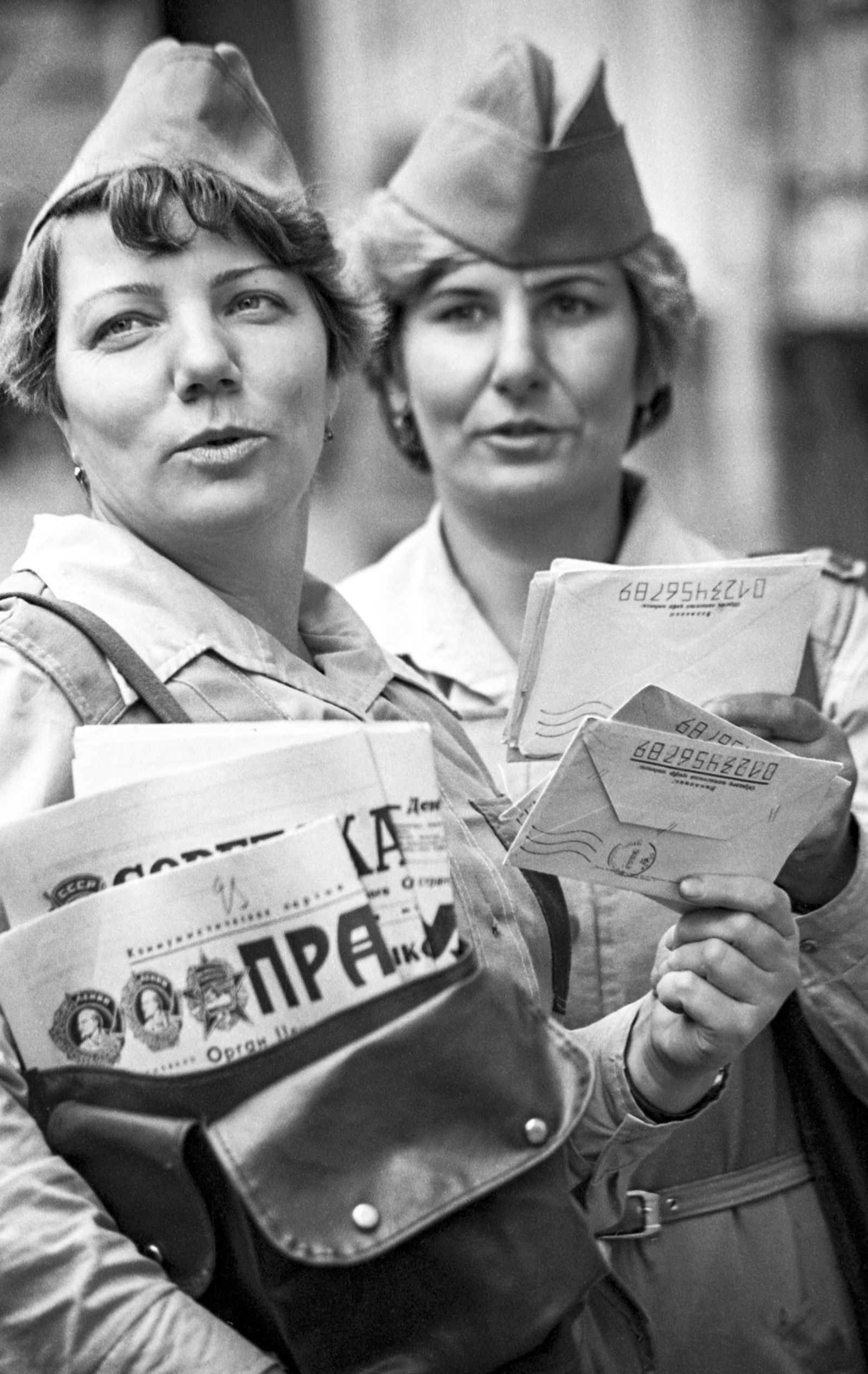 Почтальоны 9-го почтового отделения Фрунзенского узла связи перед выходом на участки. Автор &ndash; Г. Шпунькин. Москва. 24.09.1985 г. Главархив Москвы