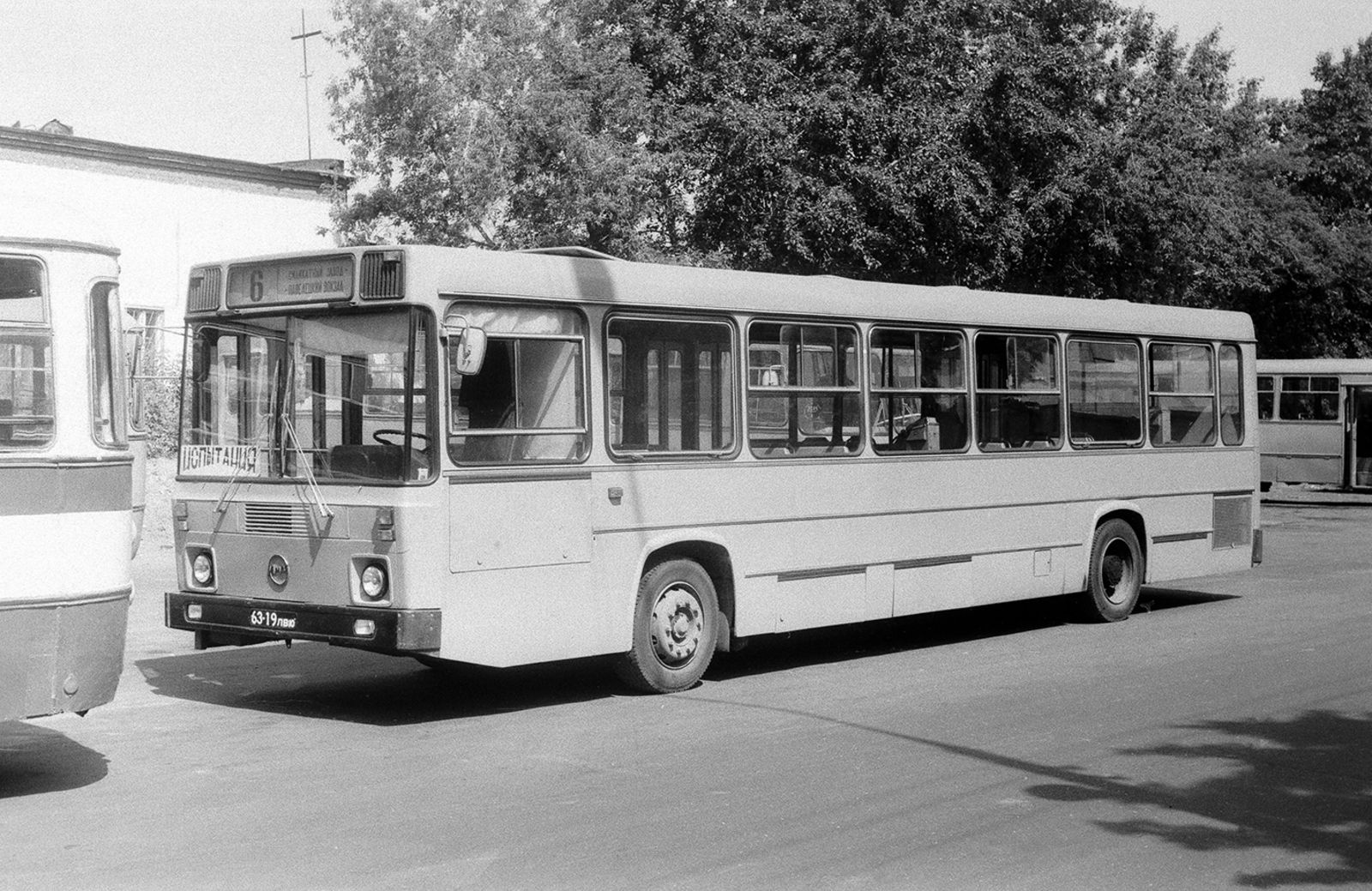 Новый городской автобус ЛИАЗ-5256, проходящий ходовые испытания на улицах города. Автор М. Сорокин. Москва. 1983 г. Главархив Москвы
