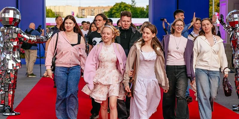 Концерты, экскурсии и соревнования: как прошел общегородской выпускной на ВДНХ