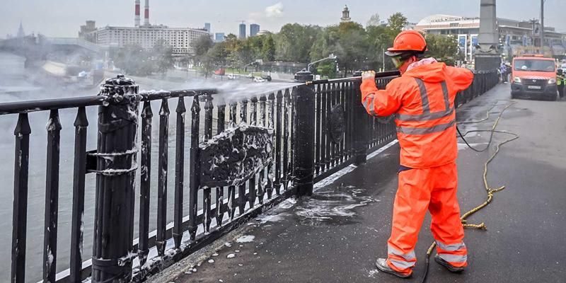 Около двух тысяч инженерных сооружений промоют в преддверии Дня города