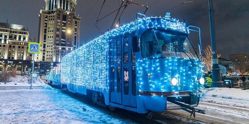 Более 770 единиц празднично украшенного транспорта ежедневно выходит на улицы Москвы