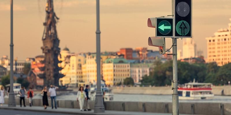 Светофоры на улицах Москвы перенастроили на летний режим
