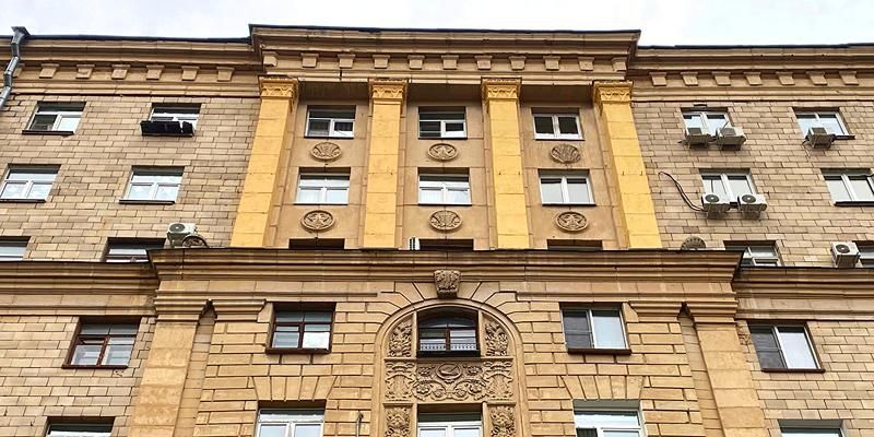 На Мироновской улице капитально отремонтируют жилой дом в стиле советской неоклассики