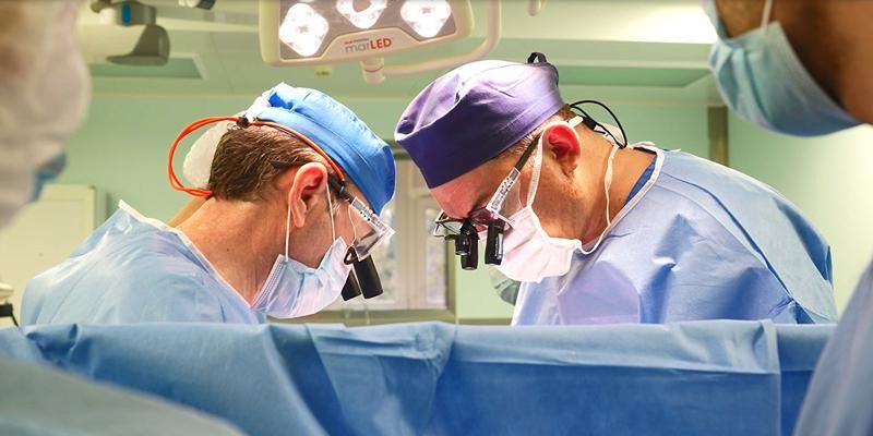 Столичные хирурги выполнили успешную пересадку сердца и почки одному пациенту