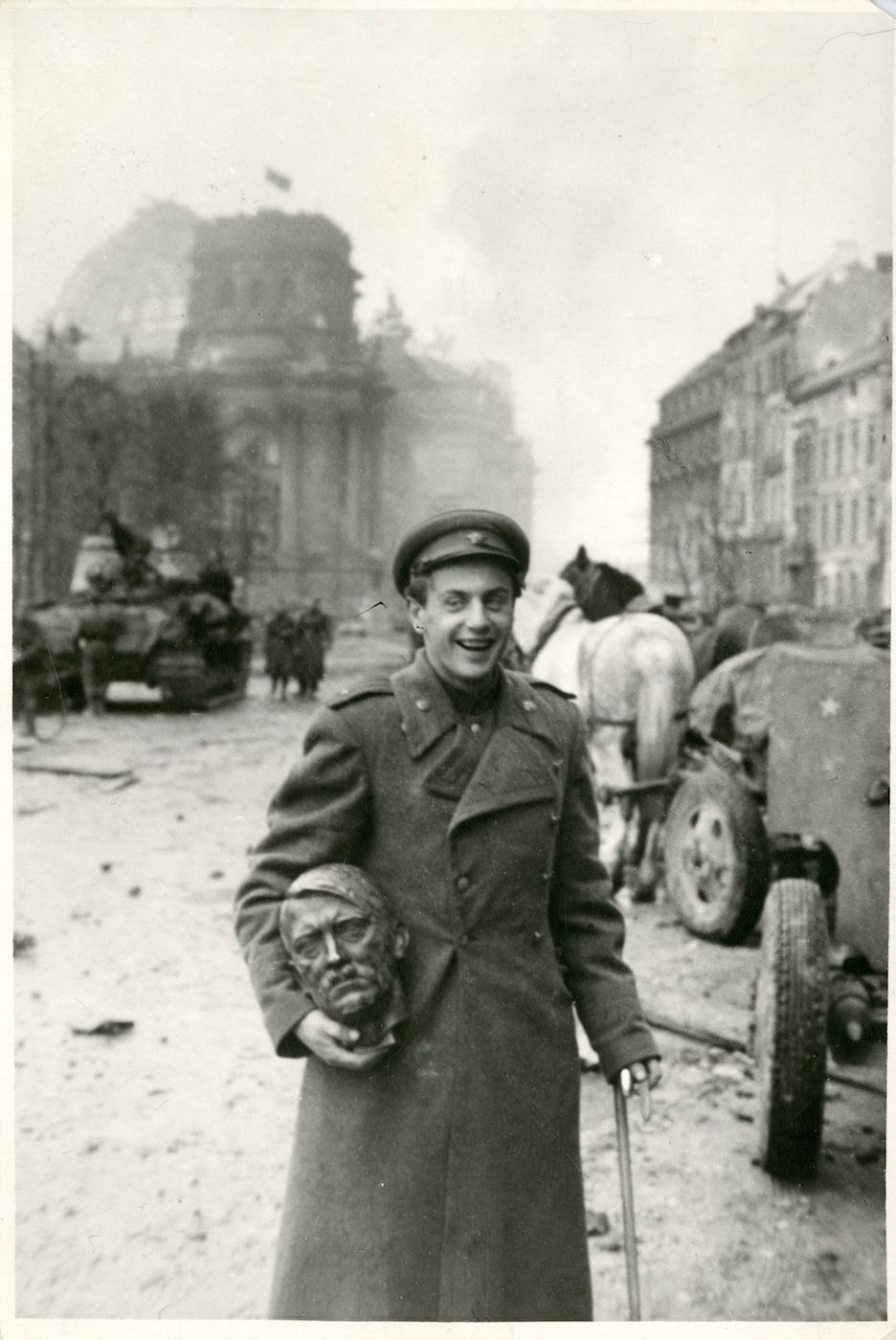 Майор Е.А. Долматовский у здания Рейхстага. Берлин. 2 мая 1945 г. Фото Е.А. Халдея. Главархив Москвы