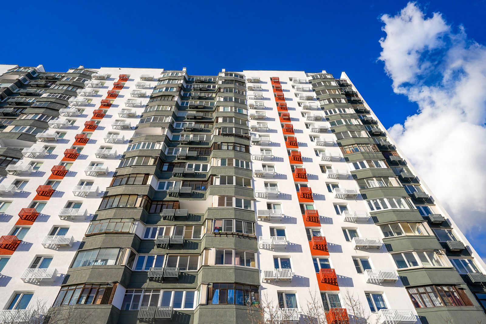 Более 550 фасадов жилых домов обновили в Москве с начала года