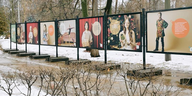 В парке «Сокольники» открыли фотовыставку «Добрая елка» проекта «Зима в Москве»