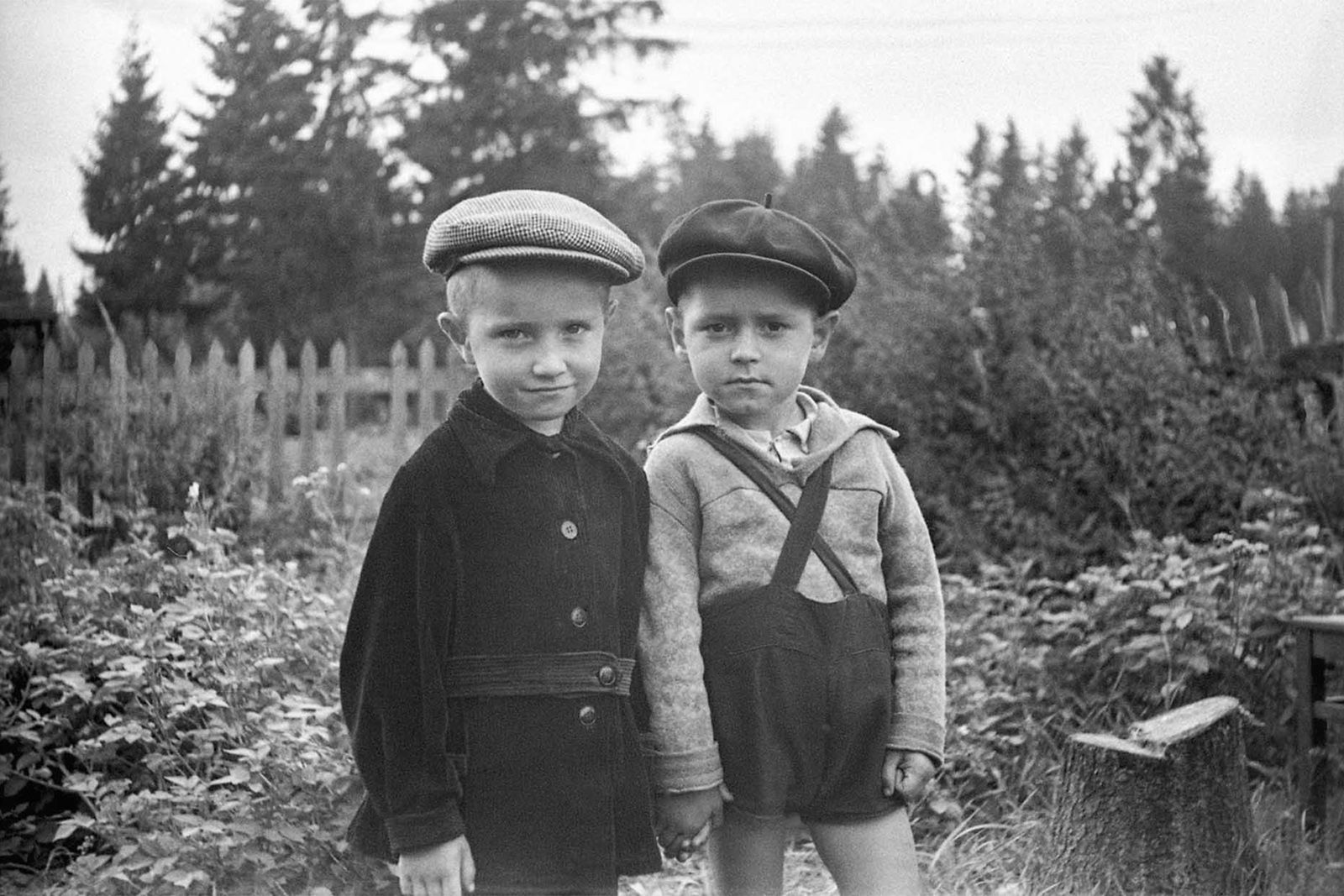Мальчики в палисаднике деревенского дома. Московская область, Пушкинский район, село Новая Деревня. 1949 год. Фото Б. Лукьянова (сдатчик — Т. Малинина). Главархив Москвы Мальчики в палисаднике деревенского дома. Московская область, Пушкинский район, село Новая Деревня. 1949 год. Фото Б. Лукьянова (сдатчик — Т. Малинина). Главархив Москвы