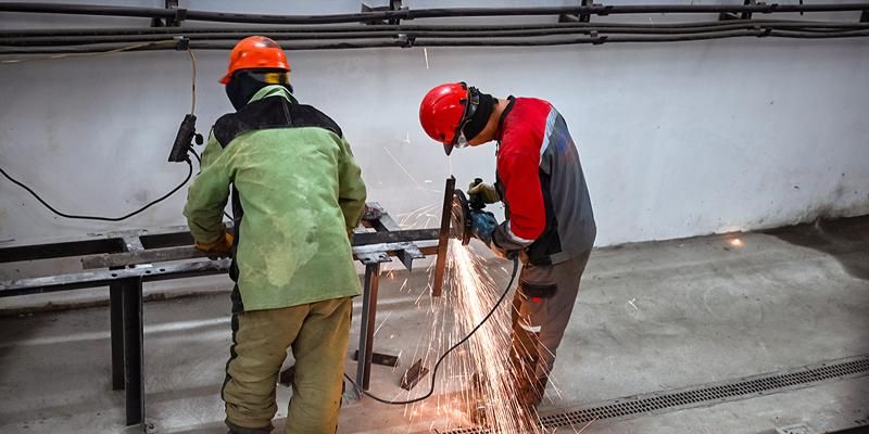 В тоннеле между станциями метро «Бульвар Генерала Карбышева» и «Серебряный Бор» устраивают верхнее строение пути