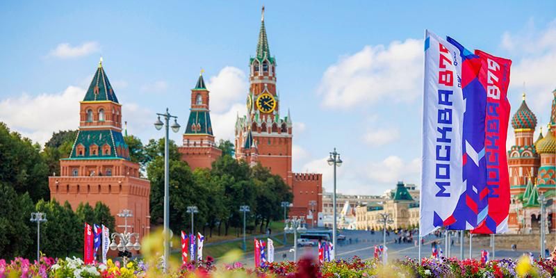 Тысячи флагов, парад трамваев и события рядом с домом: как Москва отмечает День города