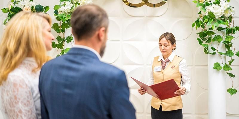 Почти пять тысяч пар зарегистрировали брак в центрах госуслуг с начала лета
