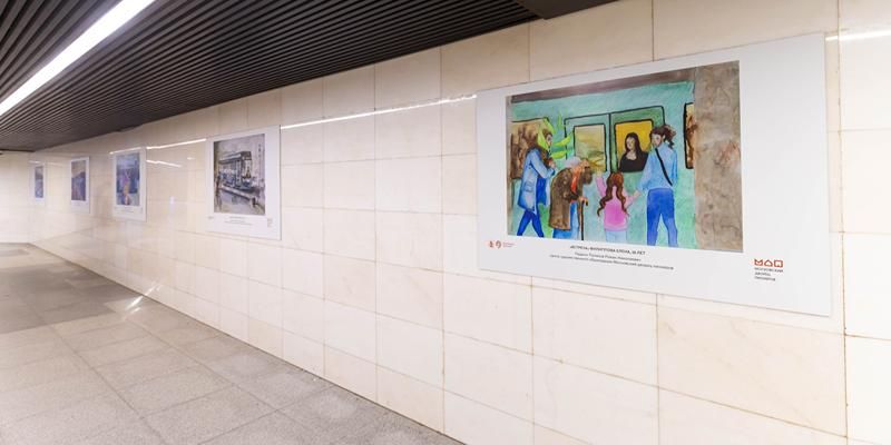Мамы в московском транспорте: ко Дню матери в метро открылась выставка детских рисунков