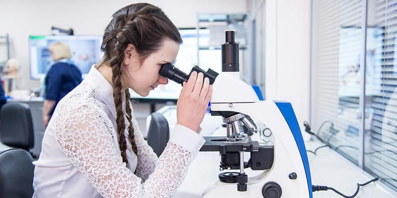От медицины до предпринимательства: почти 40 вузов столицы провели предпрофессиональные каникулы для школьников
