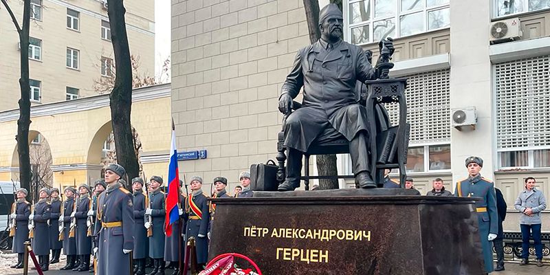 В Москве установили памятник хирургу Петру Герцену