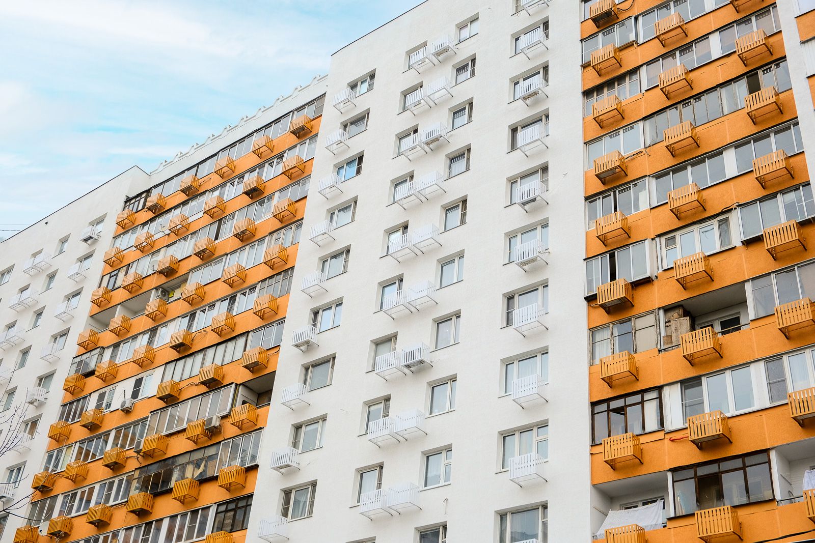 Более 550 фасадов жилых домов обновили в Москве с начала года
