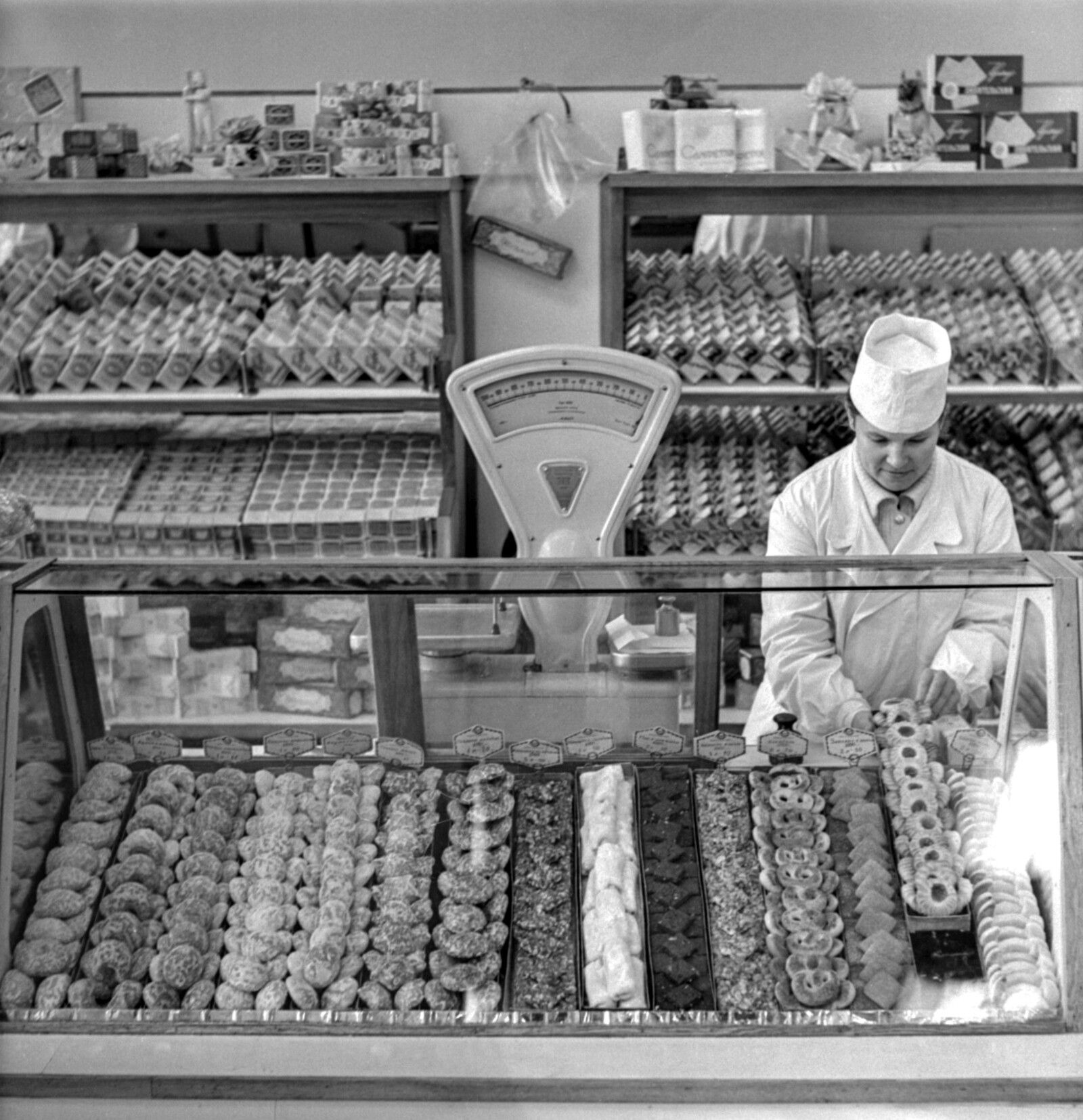 3. В отделе кондитерских изделий магазина № 406 Мосхлебторга. Москва. 1965 г. Фото И. Виноградова. Главархив Москвы