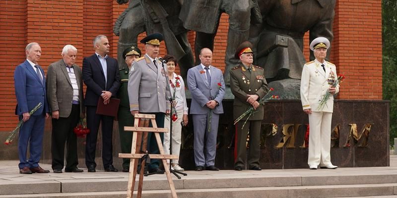 Патриотическая акция «Победа остается молодой» прошла у Мемориала воинам-сибирякам