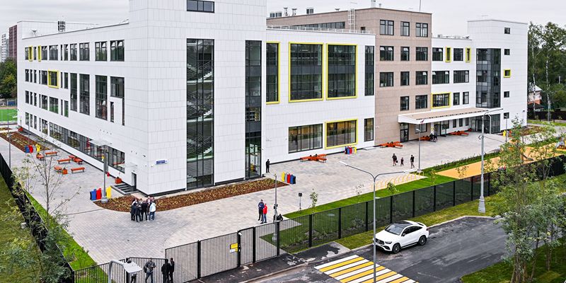 В 2023 году возле школ и детских садов установили более 2,7 тысячи новых фонарей