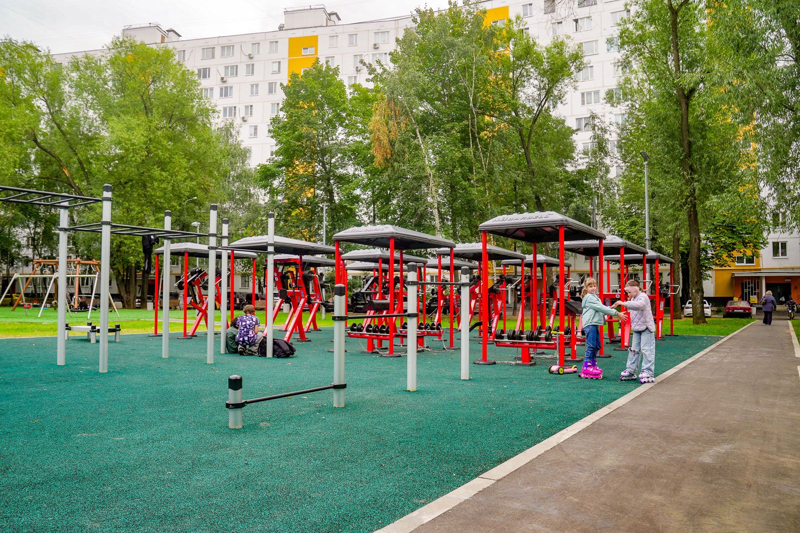 Искусственная трава и 69 игровых элементов: в районе Бирюлево Западное обновили пять детских площадок