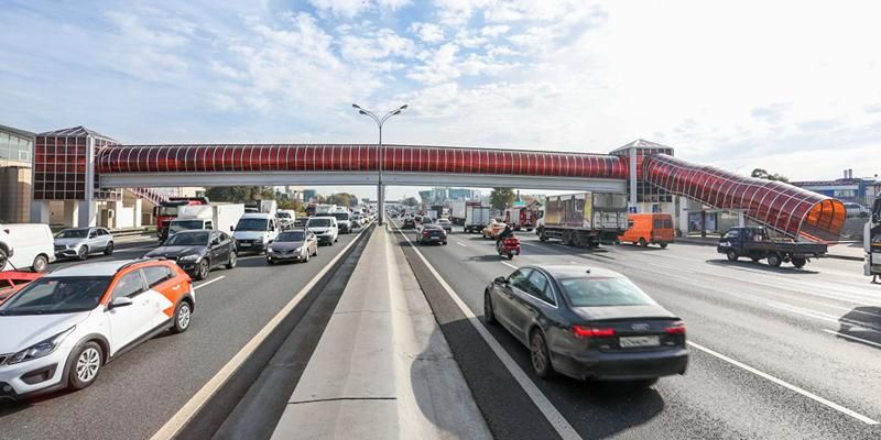 В Москве заменили остекление 13 надземных пешеходных переходов