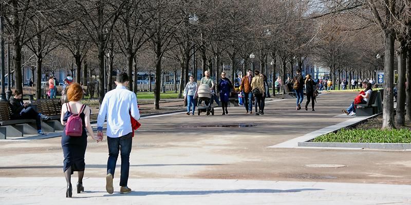 «Книга памятников-героев Москвы»: на Цветном бульваре открылась тематическая выставка к 80-летию Великой Победы