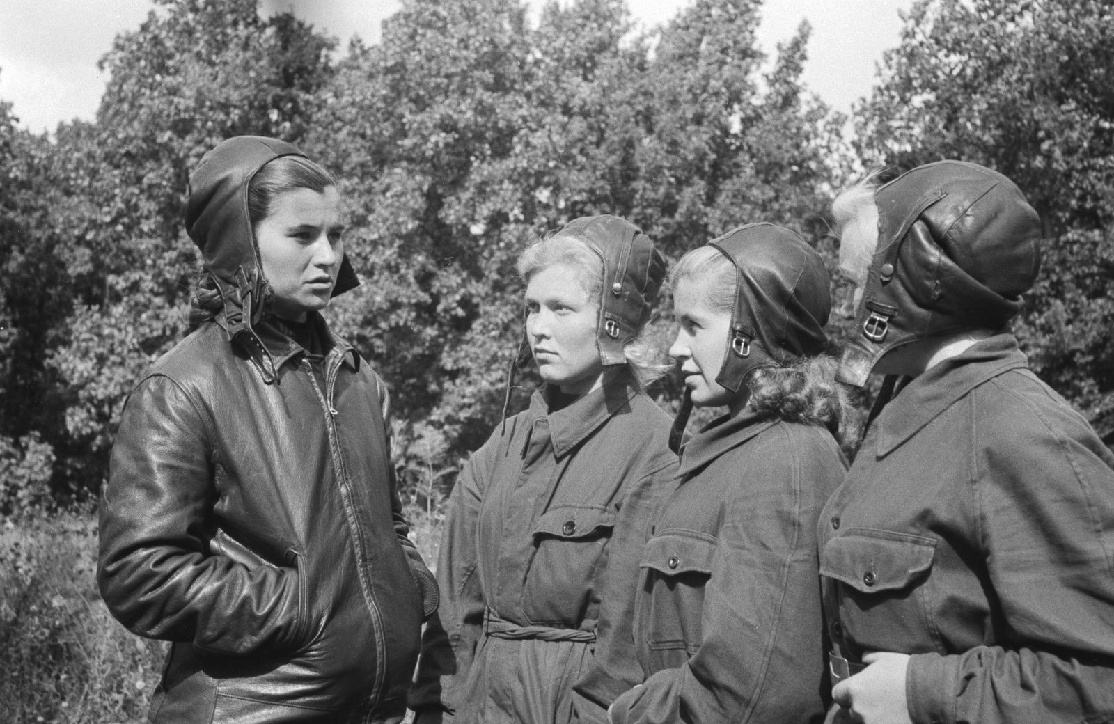 Команда ДОСААФ; парашютистки (слева направо): А.К. Султанова, В.М. Вологжанина, А.А. Мишустина, Н.М. Швейнова. Автор – Б.Е. Вдовенко. г. Саранск. Август-сентябрь 1953 г. Главархив Москвы