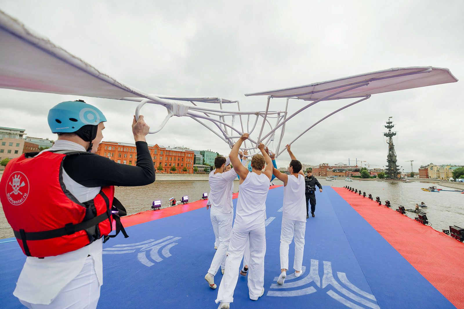 День рождения Чебурашки, битва на световых мечах и силовой экстрим: чем удивит «Лето в Москве» в эти выходные