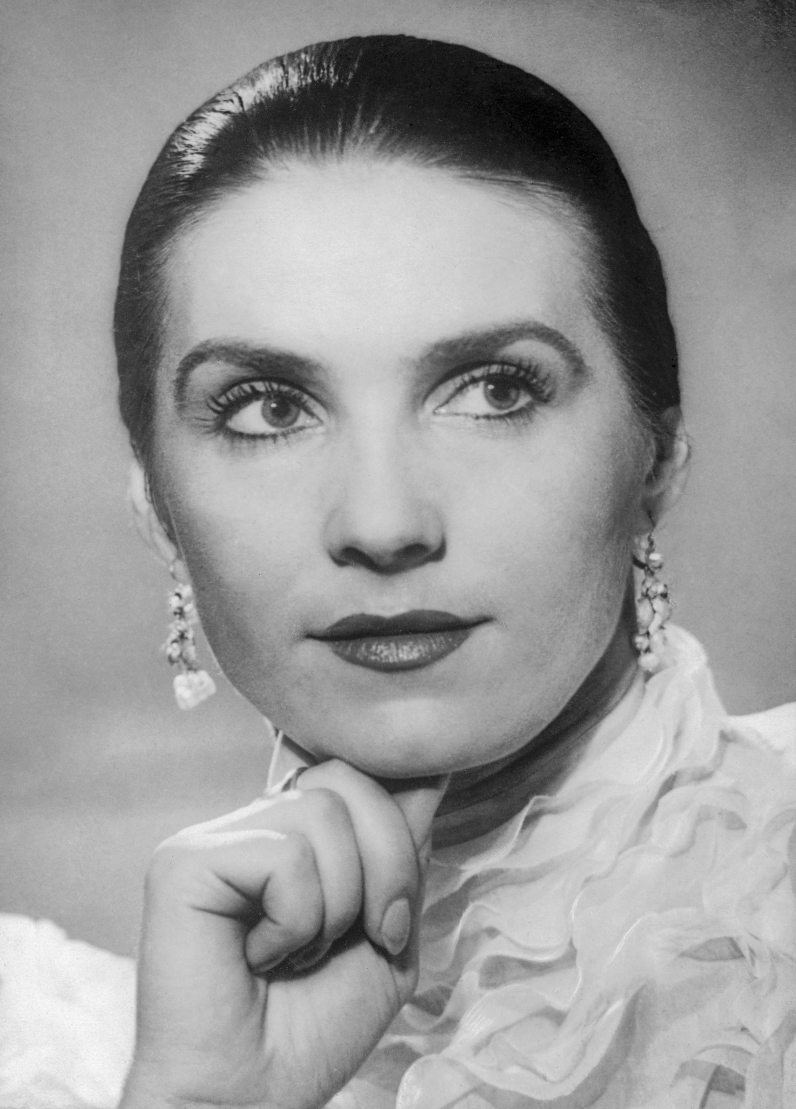 Сусанна Звягина, артистка балета Большого Театра Союза ССР (портрет). Автор &ndash; Н. Саховский. Москва, 1956 год. Главархив Москвы