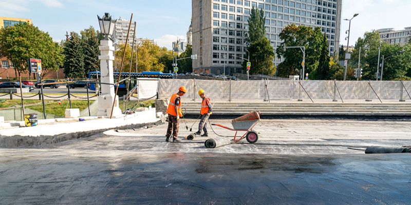 На Горбатом мосту в рамках капремонта завершается замена гидроизоляции