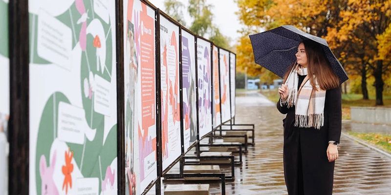«Путеводитель добрых дел»: фотовыставка о благотворительном сервисе на mos.ru открылась в парке имени Юрия Лужкова