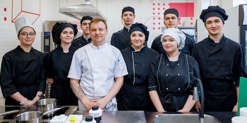 Торты с бархатным покрытием и скульптуры из карамели. Как в Москве обучают будущих кондитеров