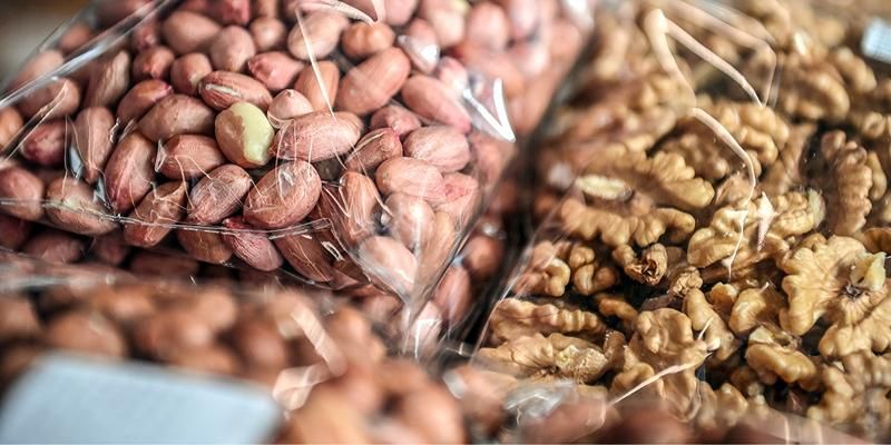 Участница столичной ярмарки помогает собирать адресные посылки для бойцов СВО