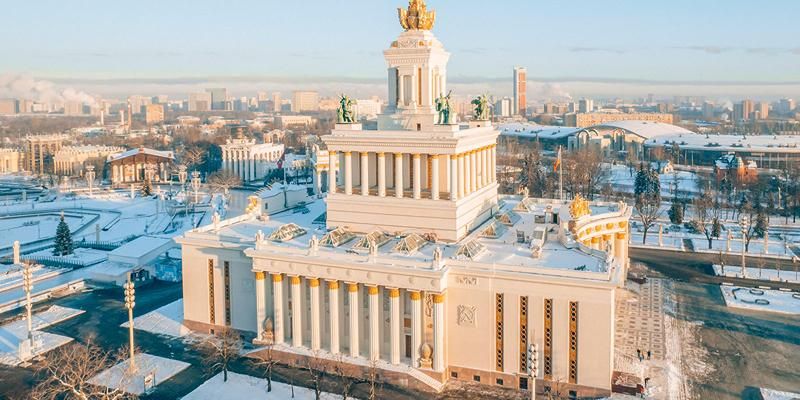 Живописные панно и горельеф Вучетича: ВДНХ приглашает на экскурсии по павильону «Центральный»