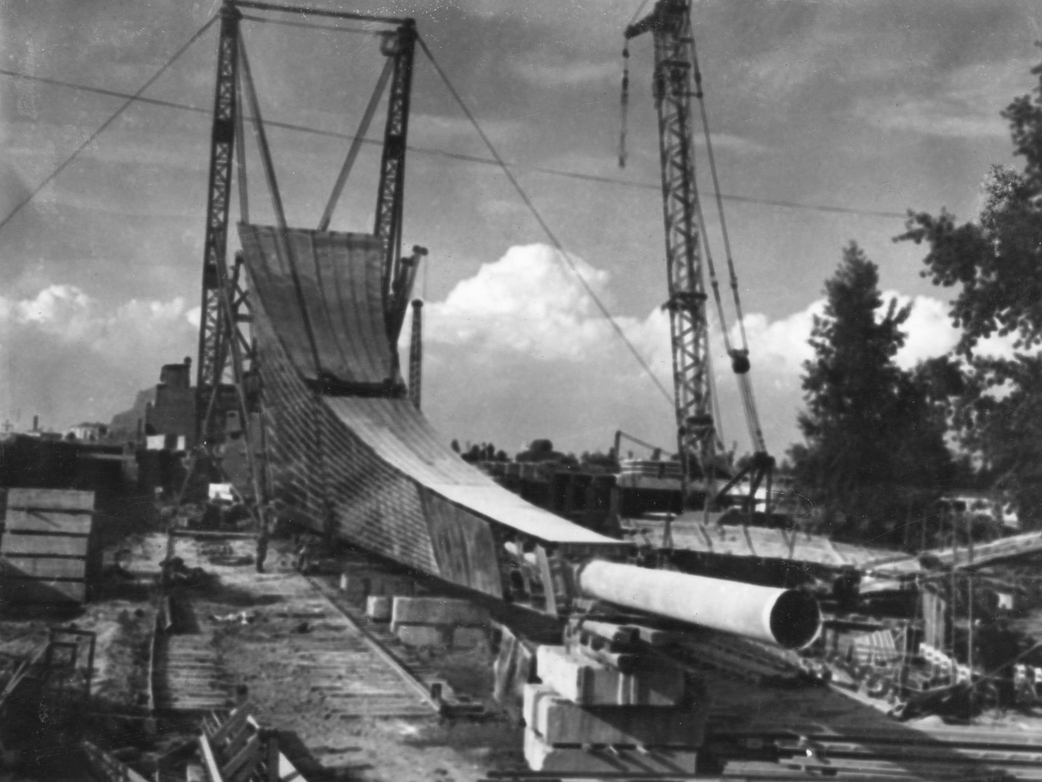 Монтаж монумента «Покорителям космоса» на проспекте Мира. Автор – Евграшин. Москва. 18.08.1964 г. Главархив Москвы