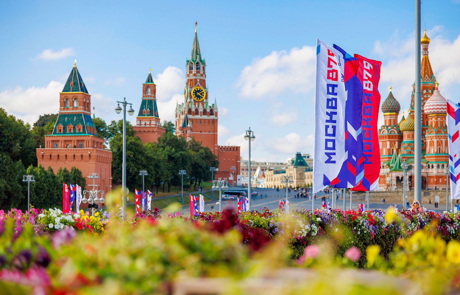 Тысячи флагов, парад трамваев и события рядом с домом: как Москва отмечает День города