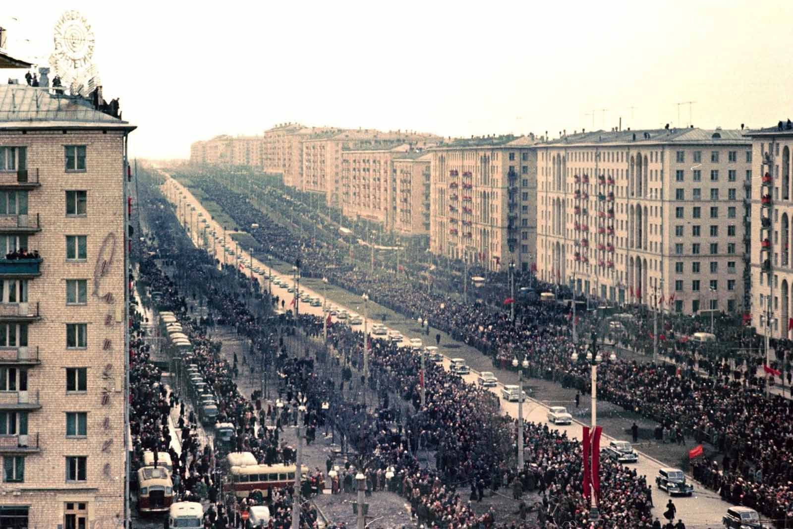 Торжественная встреча первого летчика-космонавта СССР Героя Советского Союза Ю.А. Гагарина после завершения космического полета; проезд кортежа автомобилей по Ленинскому проспекту. Фото Леонида Бергольцева. 14 апреля 1961 года. Главархив Москвы