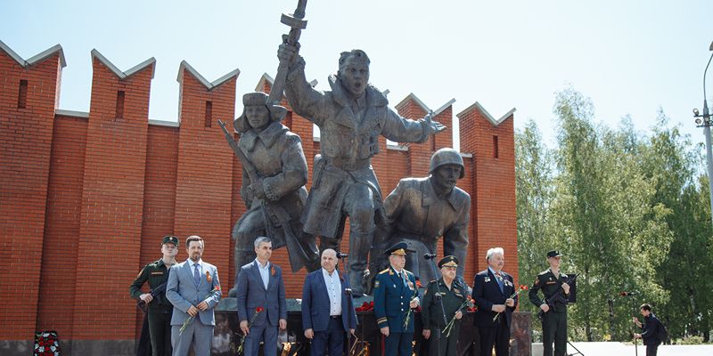 Память защитников столицы почтили у Мемориала воинам-сибирякам