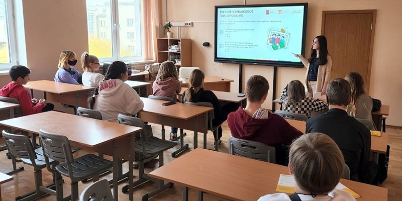 Департамент финансов начал серию открытых уроков в школах Москвы