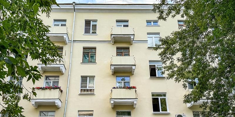 Декоративная штукатурка, новые водостоки и крыши: как в столице ремонтируют дома с кронштейнами
